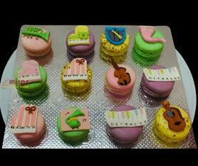 Musical Birthday  (12 macaroons )